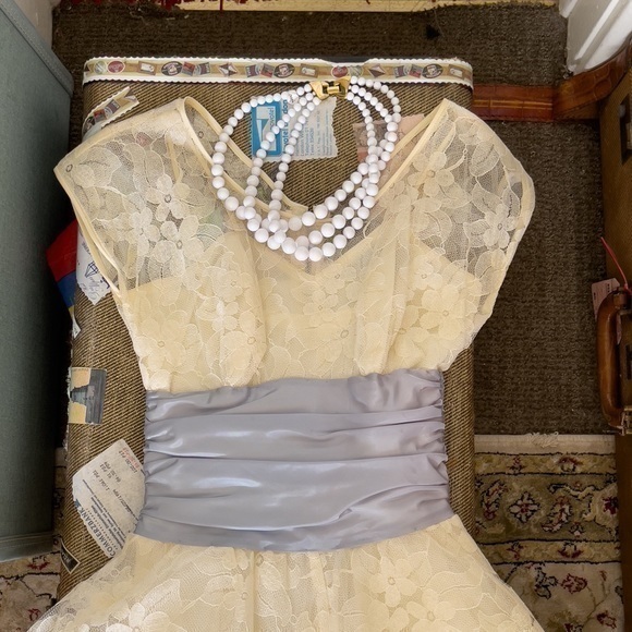 Vintage 1950s Lace garden wedding Dress - Picture 5 of 12